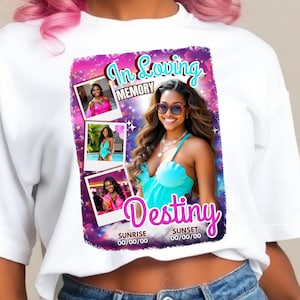Puede incluir: Camiseta blanca con un dise&ntilde;o conmemorativo. El dise&ntilde;o incluye una foto de una mujer, el nombre "Destiny" y las palabras "In Loving Memory". El dise&ntilde;o tiene un fondo morado y rosa con las palabras "Sunrise" y "Sunset".