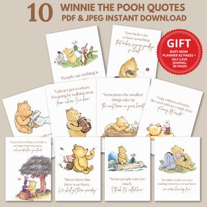 Peut inclure: Dix citations imprimables de Winnie l'ourson avec des illustrations de Winnie l'ourson et de ses amis. Les citations incluent : "Comme je suis chanceux d'avoir quelque chose qui rend les adieux si difficiles", "Les gens disent que rien n'est", "J'arrive toujours là où je vais en m'éloignant de là où j'ai été", "Parfois, les plus petites choses prennent le plus de place dans votre cœur", "Une journée sans ami est comme un pot sans une seule goutte de miel à l'intérieur", "Tu es plus courageux que tu ne le crois, plus fort que tu n'en as l'air, et plus intelligent que tu ne le penses", "Les rivières savent ça : il n'y a pas de hâte. On y arrivera un jour", "Certaines personnes se soucient trop. Je pense que ça s'appelle l'amour", "On ne s'est pas rendu compte qu'on créait des souvenirs, on savait juste qu'on s'amusait".