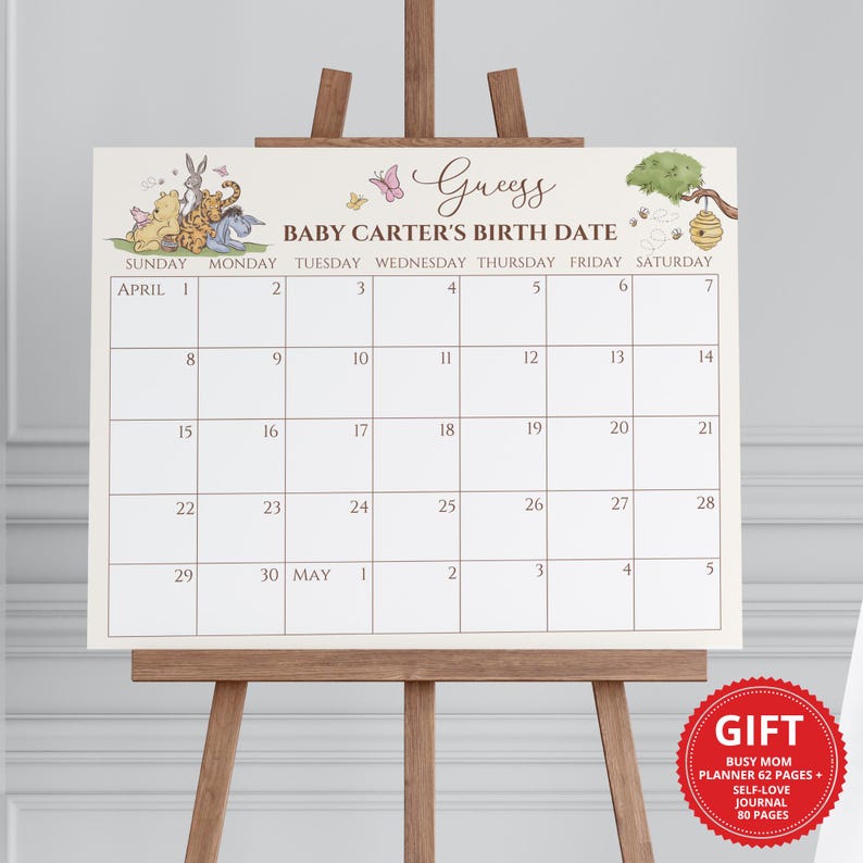 Op de afbeelding: Een Winnie de Poeh-thema babyshower spel. Gasten raden de geboortedatum van de baby op een kalender met Winnie de Poeh en zijn vrienden. De kalender staat op een houten ezel.