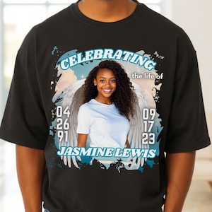 Puede incluir: Camiseta negra con un dise&ntilde;o conmemorativo. El dise&ntilde;o incluye el texto "Celebrating the life of Jasmine Lewis", alas de &aacute;ngel, fechas y un retrato de una mujer sonriente. La camiseta tiene cuello redondo.