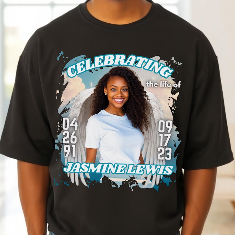 Puede incluir: Camiseta negra con un dise&ntilde;o conmemorativo. El dise&ntilde;o incluye el texto "Celebrating the life of Jasmine Lewis", alas de &aacute;ngel, fechas y un retrato de una mujer sonriente. La camiseta tiene cuello redondo.