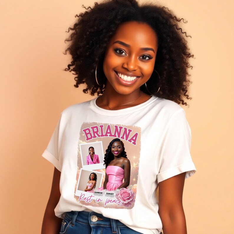 Puede incluir: Camiseta blanca con un gr&aacute;fico rosa que dice "Brianna" e incluye dos fotos y las palabras "Rest in peace". El dise&ntilde;o tambi&eacute;n presenta una rosa rosa y las palabras "Sunrise Sunset".