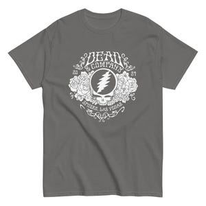 Camiseta clásica unisex de Grateful Dead con diseño floral de Las Vegas de Dead & Co Sphere 2024 y logotipo blanco de Gildan 5000 Deadhead en varios colores.