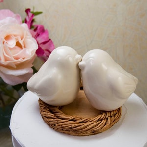 Personalisierte Love Bird Hochzeitstorte Topper: Ivory Glaze, Handgefertigtes Steinzeug