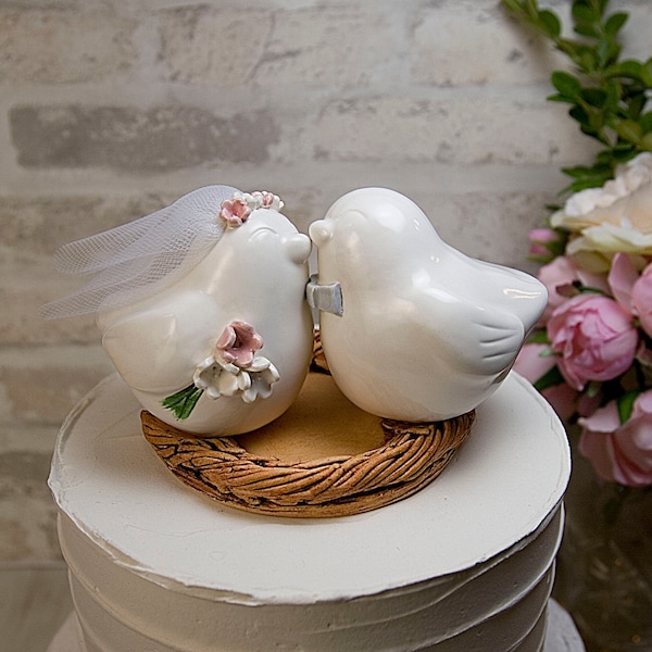 Love Bird Wedding Cake Topper avec voile de tulle, bouquet et nœud papillon, nid gravé avec noms et date de mariage, cadeau souvenir de poterie fait à la main