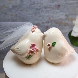 Hochzeitstorte Topper mit Gravur Love Bird Hochzeitstorte Topper: Keramik Andenken mit Tüll Schleier