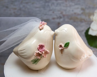 Hochzeitstorte Topper mit Gravur Love Bird Hochzeitstorte Topper: Keramik Andenken mit Tüll Schleier