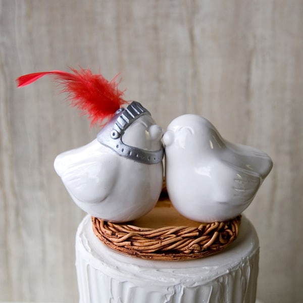 Décoration de gâteau de mariage Love Bird avec casque de chevalier, thème de mariage médiéval, souvenir de poterie fait à la main avec noms gravés et date de mariage