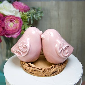 淡いピンクのラブバードケーキトッパー：手作り陶器のウェディング記念品