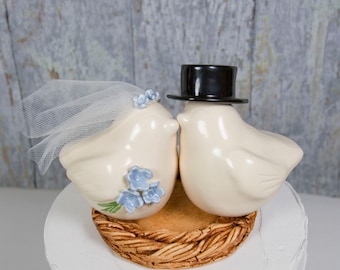 Bird Cake Topper With Veil,Bouquet and Top Hat, Handmade Pottery Love Birds, Keepsake Gift with Names and Wedding Date Engraved Under Nest