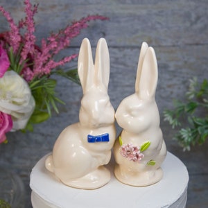 Bunny Wedding Cake Topper with BowTie and Bouquet to Match Wedding Colors,Engraved Keepsake Pottery Gift for Bride and Groom,Kissing Rabbits