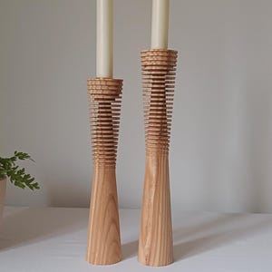 木製キャンドルホルダー キャンドルスティック2個セット スカンジナビアスタイルのキャンドルスタンド ピラーキャンドルホルダー 素朴なギフト ホリデーホームデコレーションギフト