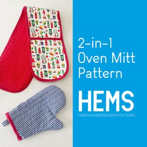 Puede incluir: Un juego de manoplas de horno que incluye una manopla doble y una manopla individual. La manopla doble es roja con un diseño acanalado, y la otra tiene un fondo blanco con un patrón de botellas de salsa picante y chiles.