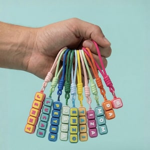 パーソナライズされたメカニカルキーボードクリッカーキーホルダー、カスタムネームフィジェットトイ、ASMRチェリーMXスイッチキーホルダー、新学期バッグタグ、