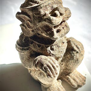 Antik sydostasiatisk höglands-tutelar Dvarapala-väktarfigur med orm, ritualistiskt gjuten med heliga element och brons