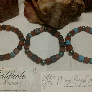 Puede incluir: Tres pulseras hechas a mano con cuentas de madera, cuentas turquesas y cuentas de color gris oscuro. Una pulsera tiene cuentas cuadradas de madera, otra tiene cuentas turquesas y cuadradas de madera, y la tercera tiene cuentas redondas de madera.