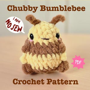 Könnte beinhalten: Häkelanleitung für ein plüschiges Hummel-Spielzeug. Das Spielzeug ist gelb und braun mit schwarzen Augen und einem rosa Mund. Das Muster ist als PDF-Download verfügbar. Der Text "I am No Sew" befindet sich in einer Sprechblase.