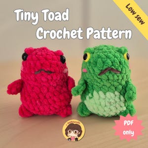 Könnte beinhalten: Zwei gehäkelte Spielzeugkröten, eine rote und eine grüne, sind abgebildet. Die Kröten haben schwarze Augen und einen grimmigen Mund. Der Text "Tiny Toad Crochet Pattern" steht oben. Ein gelbes Banner mit "Low sew" befindet sich oben rechts. Ein rosa Stern mit "PDF only" befindet sich unten rechts.