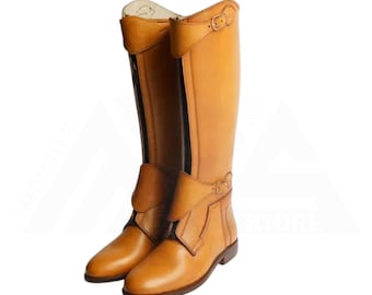 Könnte beinhalten: Ein Paar braune Lederreitstiefel mit Schnallen und einem Reißverschluss auf der Rückseite. Die Stiefel sind hoch und haben eine spitze Zehenpartie.