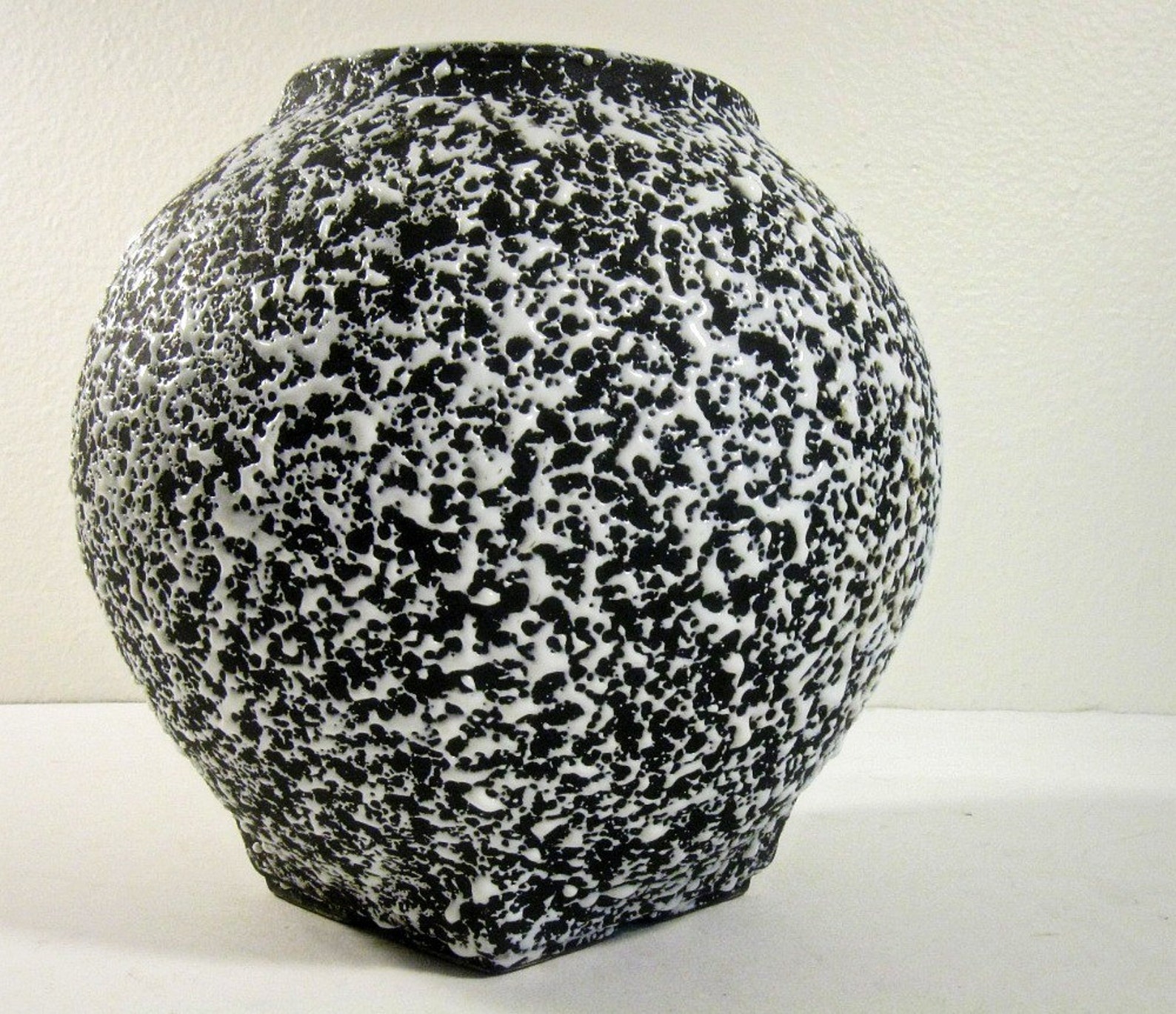 Vintage vase KENWOOD USA pottery black white Etsy