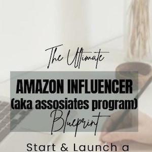 以下が含まれることがあります： 黒いキーボードが付いた白いラップトップと、黒い文字で「The Ultimate AMAZON INFLUENCER (aka associates program) Blueprint Start & Launch a Successful Amazon Influencer Business NO RESELL RIGHTS Mom's Gone Digital」と書かれた白いノートブック。