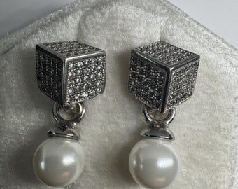 Brincos de pérola em prata de lei 925, 5,7g, elegantes e pendentes.
