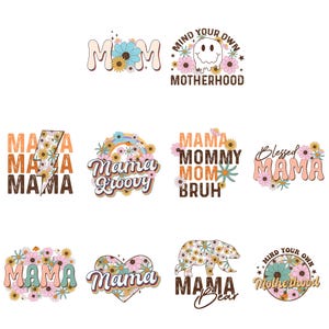 Könnte beinhalten: Eine Sammlung von Designs im Retro-Stil mit floralen Akzenten und den Wörtern "MOM" und "MAMA". Weitere Designs enthalten Sätze wie "Mind Your Own Motherhood", "Mama Groovy" und "Mama Bear". Die Designs weisen eine Mischung aus Farben auf.