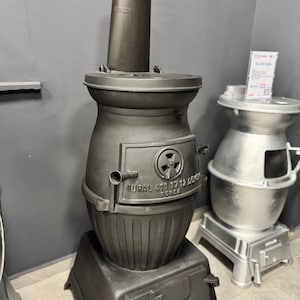 Vintage gietijzeren kachel - klassieke charme voor thuis, industriële kachel, grote gegoten houtkachel