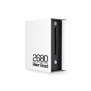 Puede incluir: Un buzón blanco moderno con un panel lateral negro y cerradura con llave. La dirección "2680 River Road" está en letras negras. El diseño es minimalista y contemporáneo.