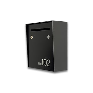 Kleiner minimalistischer Wohnungsbriefkasten - Metallischer grauer Körper / schwarze Tür - personalisierter an der Wand befestigter Briefkasten