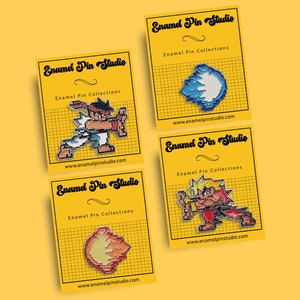 Könnte beinhalten: Vier Emaille-Pins mit pixelartigen Figuren aus einem Videospiel. Die Pins befinden sich auf einem gelben Hintergrund und haben jeweils einen weißen Rand. Der Text "Enamel Pin Studio" und "Enamel Pin Collections" befindet sich auf jedem Pin. Die Website-Adresse "www.enamelpinstudio.com" befindet sich auf jedem Pin.