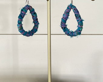 Blaue und fliederfarbene Tropfen umfunktionierte Vintage Sari Ohrringe