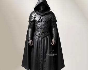 100%ブラックレザーの中世マントアーマー - フード付きマントコスチューム（コスプレ用） - 中世アーマーLARPフェスティバル衣装 - レザーナイトアーマー