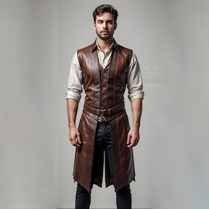 Puede incluir: Un chaleco de cuero marrón con un abrigo largo a juego, abotonado en la parte delantera y un cinturón. El chaleco tiene costuras decorativas y se usa sobre una camisa blanca con cuello. El conjunto se usa con pantalones negros.