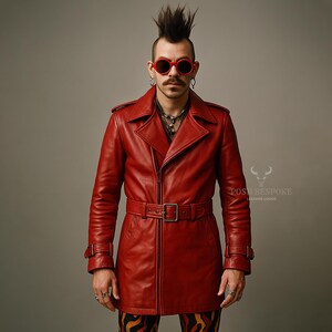 Könnte beinhalten: Ein leuchtend roter Ledertrenchcoat mit einem Gürtel in der Taille und einem klassischen Reverskragen. Der Mantel hat einen Reißverschluss und geknöpfte Manschetten. Das Model trägt eine rote Sonnenbrille und hat eine Irokesenfrisur.