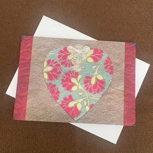 赤と金色の背景に花柄のハートのグリーティング カード