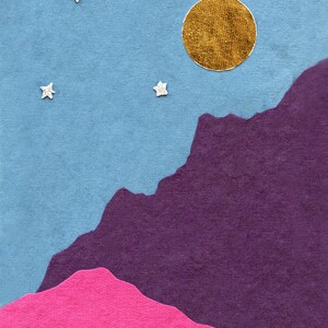 Cartão de colagem de papel com estrelas e lua sobre a silhueta das montanhas