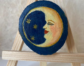 Aimant de réfrigérateur lune souriante, décor de tranches de bois céleste
