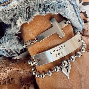 Conjunto personalizado estampado a mano ELIGE Joy, dije de corazón y pulsera de cruz - Correo feliz - Recordatorio - Favorito