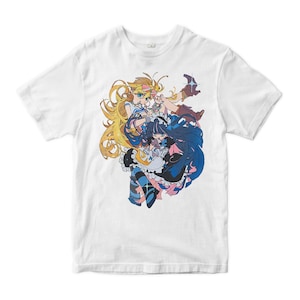 Könnte beinhalten: Weißes T-Shirt mit einer farbenfrohen Anime-Illustration von zwei weiblichen Figuren. Eine Figur hat langes blondes Haar, die andere langes blaues Haar. Das Kunstwerk enthält Details wie Kleidung und Accessoires.