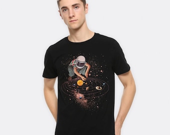 T-shirt astronaut jongen speelt met planeten, heren- en damesmaten