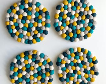 Handgefertigter Filz Topfuntersetzer in Kugelform