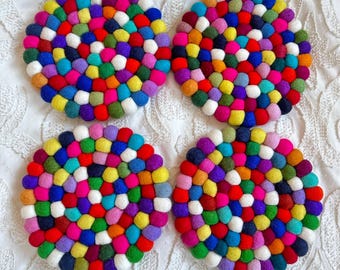 Handgefertigter Filz Topfuntersetzer in Kugelform
