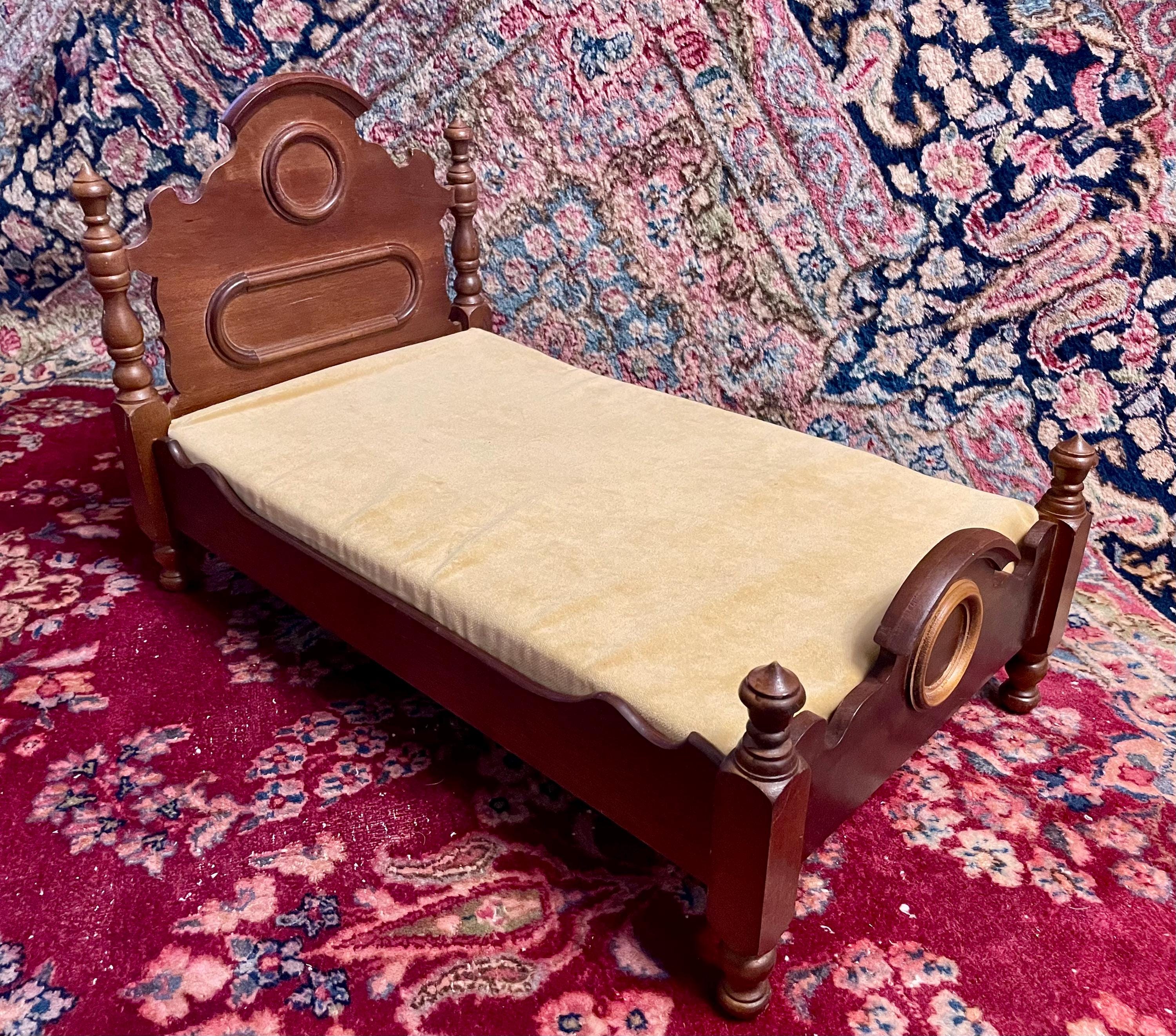 Lit Cage De Poupée Ancien Laqué Jaune - Avec Matelas D'origine - Dimensions 61 X 35,5 X 43 Cm - Fer - Occasion