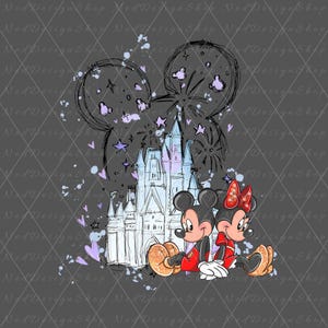 Peut inclure: Une illustration num&eacute;rique de Mickey et Minnie Mouse assis devant un croquis du ch&acirc;teau de Cendrillon. L'arri&egrave;re-plan est gris avec des &eacute;claboussures d'aquarelle violettes et bleues. Le ch&acirc;teau est dessin&eacute; en noir et a une lavis d'aquarelle bleu clair et violet. Mickey et Minnie portent des tenues rouges et blanches. Mickey tient un ballon de basket. L'image a une ambiance fantaisiste et romantique.
