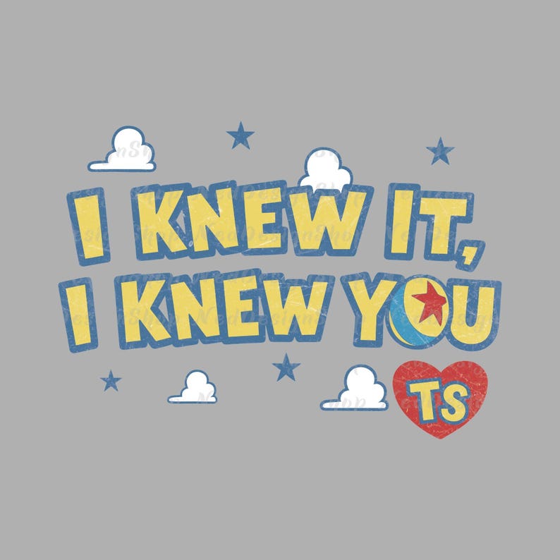 K&ouml;nnte beinhalten: Ein Grafikdesign auf grauem Hintergrund mit dem gelben Text I KNEW IT, I KNEW YOU TS. Die Buchstaben haben blaue Umrandungen und eine abgenutzte Textur. Das Design enth&auml;lt wei&szlig;e Wolken, blaue Sterne, ein rotes Herz und einen Ball mit rotem Stern.