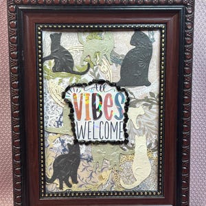 „All vibes welcome“ auf Leinwand mit Rahmen