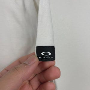 Gafas de sol Oakley vintage, camiseta blanca talla L imagen 4