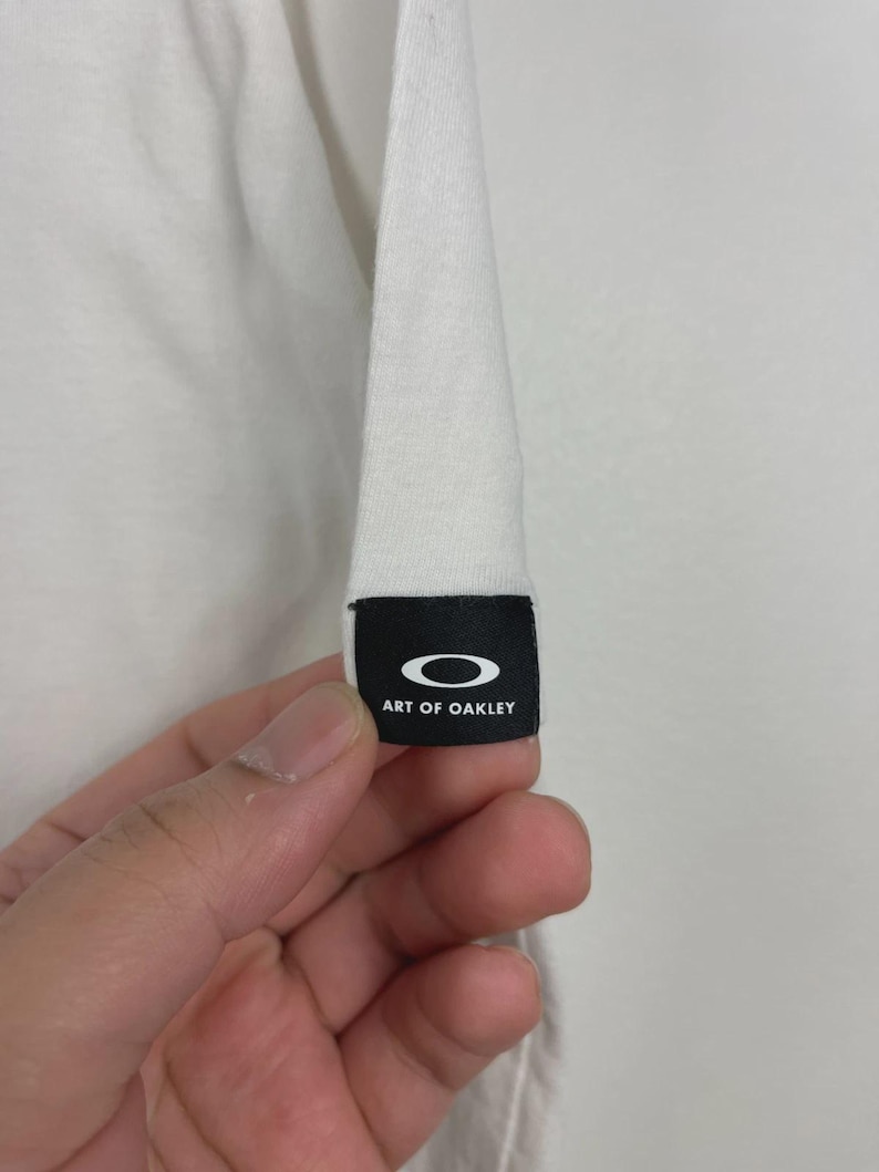 Gafas de sol Oakley vintage, camiseta blanca talla L imagen 4
