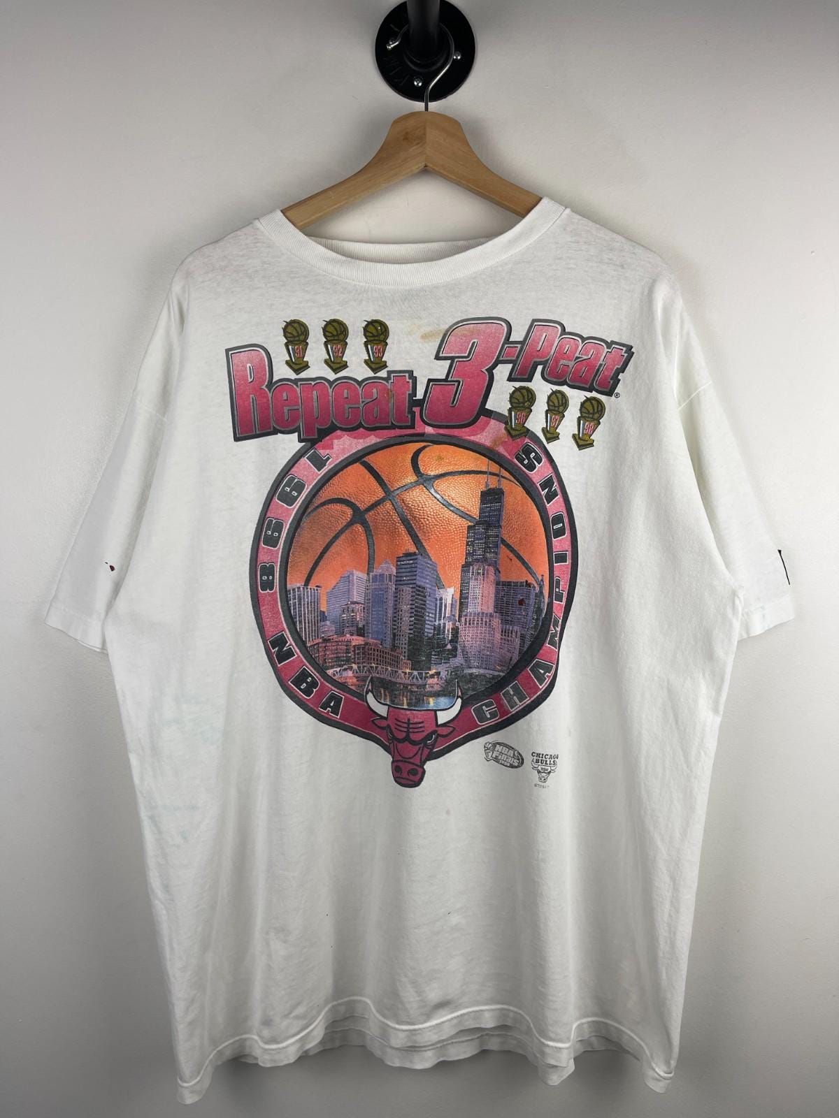 ウェア NBA 3PEAT CHAMPS T-SHIRTS CHICAGO BULLS Vintage 90s Chicago Bulls 3 Peat NBA World Champions T Shirt